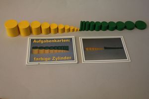 Abbildung Didaktisches Material: Farbige Zylinder 